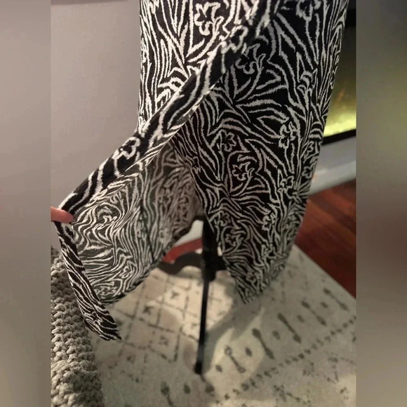 Stunning silhouette, high neck, front slit with built in slip - Picture 2 of 7